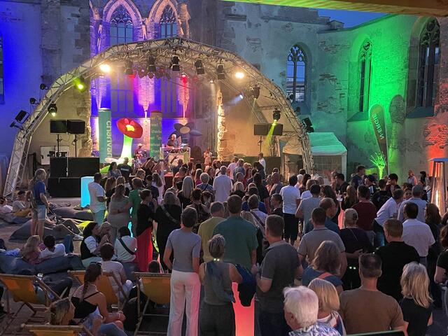 Katarinenruine: Bei freiem Eintritt gibt es im Rahmen des 52. Nürnberger Altstadtfestes zahlreiche Veranstaltungen in der Katarinenruine. Darunter die „98.6 charivari Sommermania“.  | Foto: Altstadtfest Nürnberg e.V.