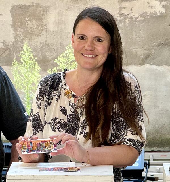 Mit dem Erwerb des „Altstadtfest Nürnberg Pin“ (9 Euro) der Künstlerin Daniela Paulus können die
Besucher die ehrenamtliche Arbeit des Altstadtfestvereins unterstützen. | Foto: Peter Maskow