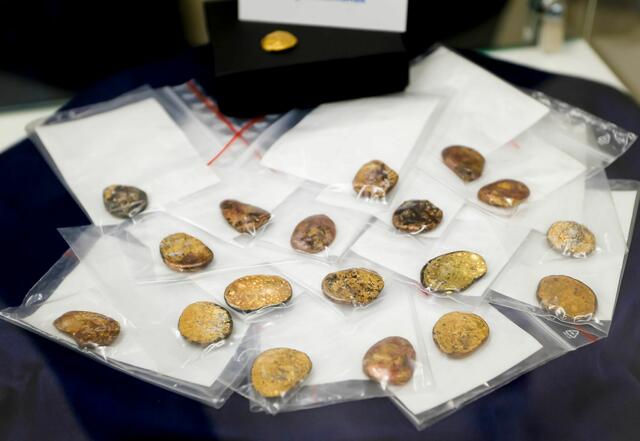 Das LKA stellte Münzklumpen sicher, die aus dem gestohlenen Goldschatz von Manching stammen. | Foto: Uwe Lein/dpa (Archivbild)