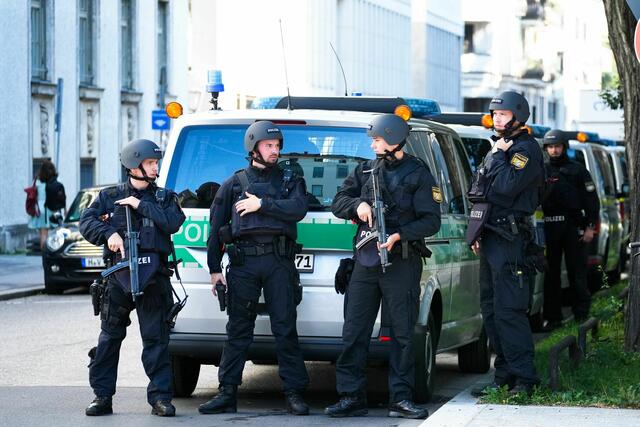 Bewaffnete Polizisten stehen in der Münchner Innenstadt. | Foto: Matthias Schrader/AP