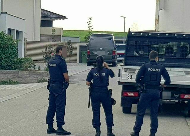 Die Polizei rückt zum Wohnort des Schützen aus. | Foto: Fmt-Pictures - Mw/APA/dpa