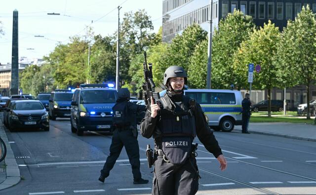 Polizeieinsatz nach der Schießerei in München. | Foto: Simon Sachseder/dpa