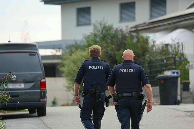 Die Polizei durchsuchte im Salzburger Land den Wohnort des 18-Jährigen. | Foto: Daniel Scharinger/APA/dpa