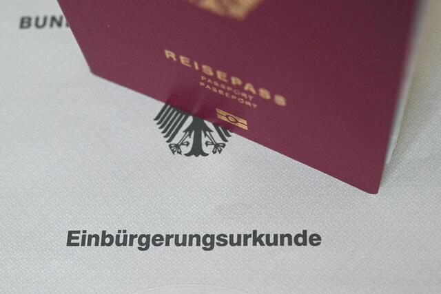 Seit Inkrafttreten des neuen Staatsangehörigkeitsgesetzes arbeiten viele Behörden in Bayern angesichts sprunghaft gestiegener Antragszahlen am Limit. (Symbolbild) | Foto: Marijan Murat/dpa