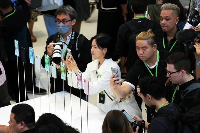 Bei Apples September-Event gibt es traditionell neue iPhone-Modelle zu sehen.  | Foto: Christoph Dernbach/dpa (Archivbild)