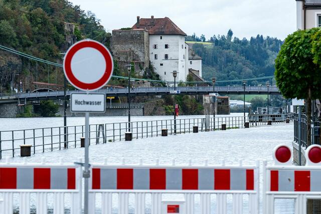 Mit dem erwarteten Regen sollen die Pegelstände einiger Flüsse in Bayern wieder steigen. Bereits betroffen ist die Donau in Passau. | Foto: Armin Weigel/dpa