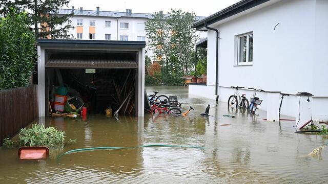 Keller, Erdgeschosse und Garagen sind in Niederösterreich überschwemmt. | Foto: Helmut Fohringer/APA/dpa