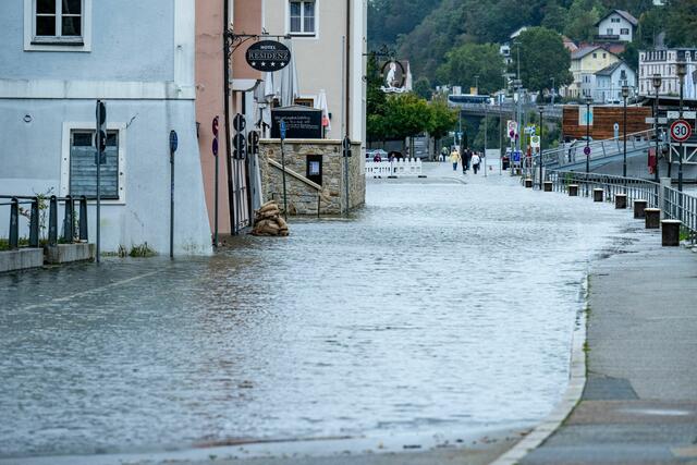 Die Pegelstände einiger Flüsse dürften wieder steigen. In Passau trat die Donau schon über die Ufer. | Foto: Armin Weigel/dpa