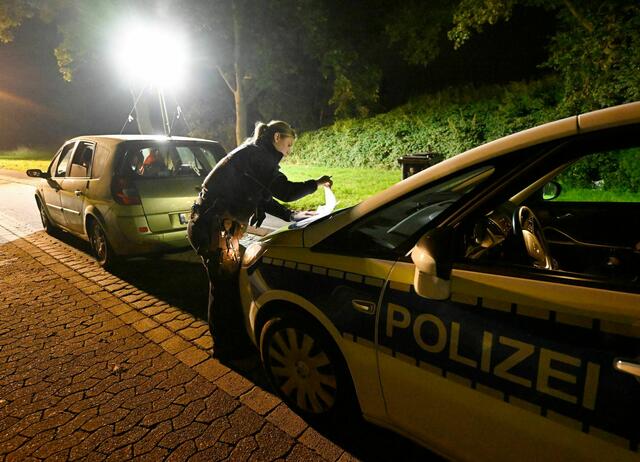 Die Kontrollen sollen zunächst sechs Monate andauern.

 | Foto: Roberto Pfeil/dpa (Symbolbild)
