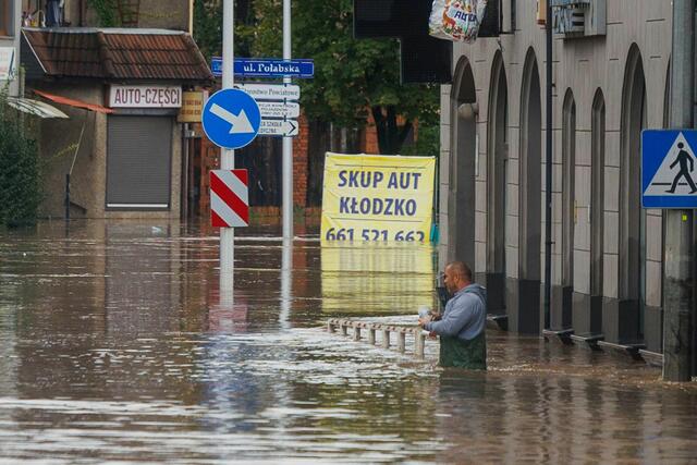 Überschwemmt und verwüstet: Klodzko in Polen.  | Foto: Krzysztof Zatycki/AP/dpa