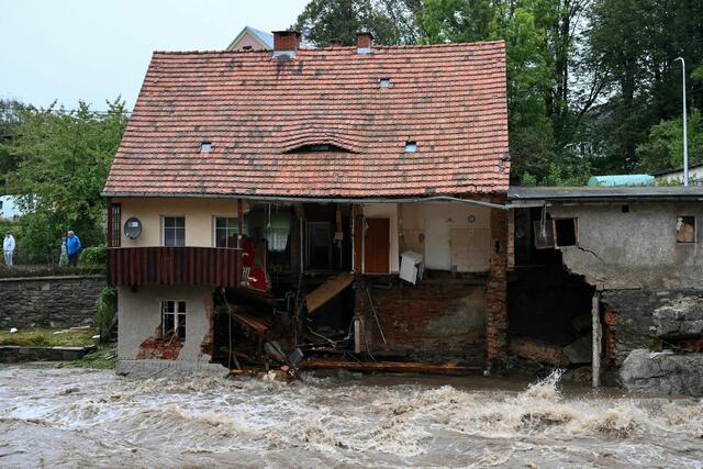 Hochwasser hat im polnischen Kurort Ladek-Zdroj (Bad Landeck) Schäden angerichtet. | Foto: Maciej Kulczynski/PAP/dpa
