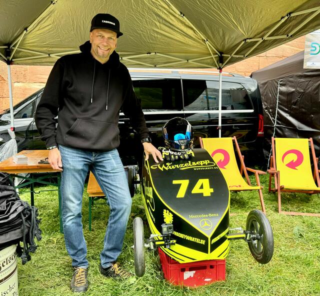 Philipp Rank mit seiner legendären „Wurzelsepp“-Seifenkiste. Bei der Schönheitswertung lag das Gefährt auf Platz 3. | Foto: Peter Maskow