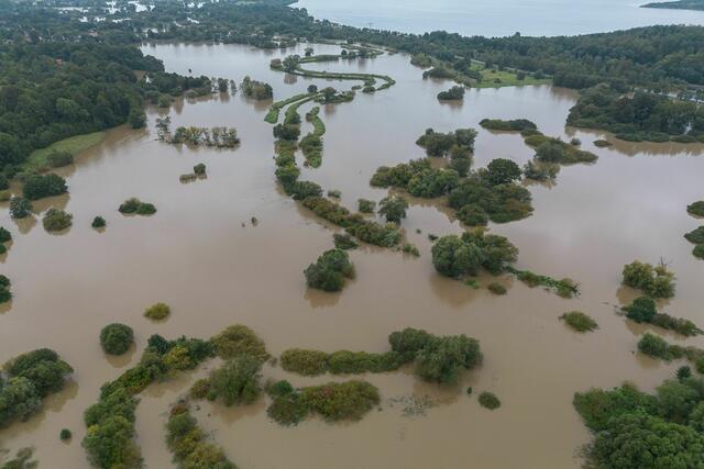 Die Hochwasserlage bleibt angespannt. Die Lausitzer Neiße trat in Sachsen südlich von Görlitz über die Ufer. | Foto: Paul Glaser/dpa