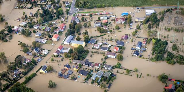 Ganze Dörfer und Städte stehen in Tschechien unter Wasser. | Foto: Sznapka Petr/CTK/dpa
