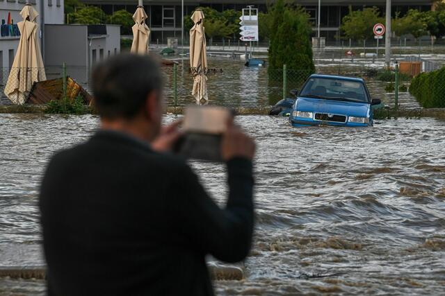 Im tschechischen Opava wurden Straßen überflutet. | Foto: Oana Jaroslav/CTK/dpa
