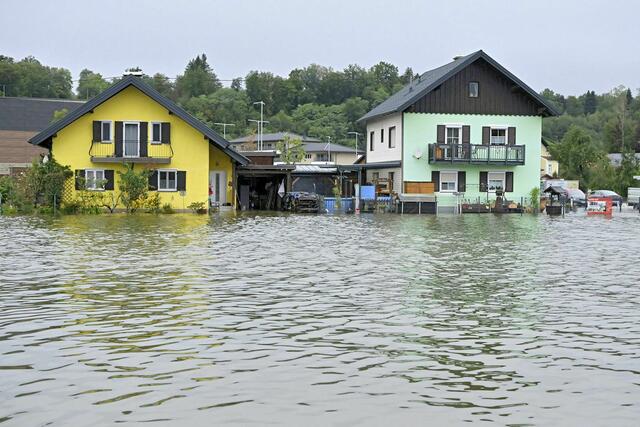 In Österreich fließt das Wasser nur langsam ab. | Foto: Manfred Fesl/APA/dpa