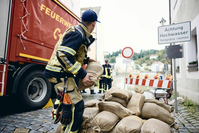 Nach dem Dauerregen soll es nun besseres Wetter in Bayern geben, in Passau galt am Dienstag aber weiter die zweithöchste Hochwasser-Warnstufe. | Foto: Tobias C. Köhler/dpa