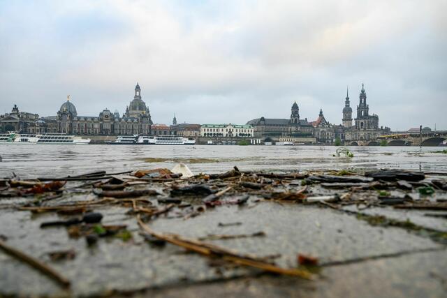 In Dresden steigt der Pegelstand an der Elbe an.  | Foto: Robert Michael/dpa