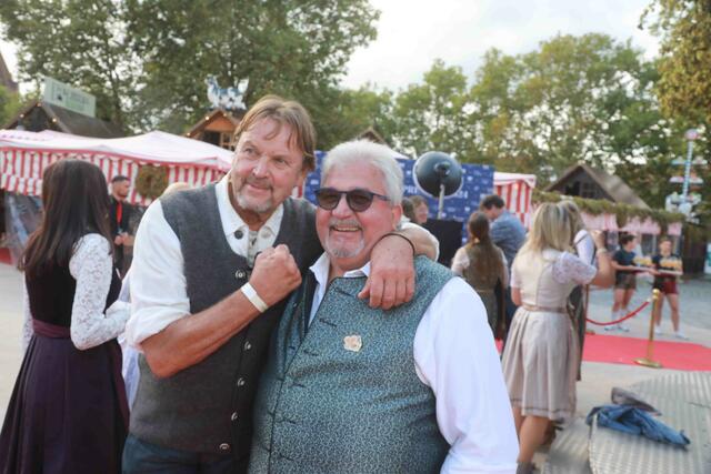 VIP-Bodyguard Peter Althof (li.) mit Michael Hagl (Altstadtfest Nbg. e.V.). | Foto: Udo Dreier