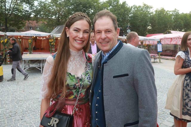 Model &amp; Maklerin Claudia Pinkert mit Catering-Unternehmer René Lehrieder. | Foto: Udo Dreier