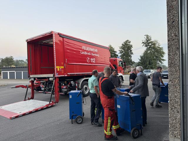 Verladung der Hilfsausrüstung am Dienstagabend.
 | Foto: Landratsamt Bamberg / Bartl