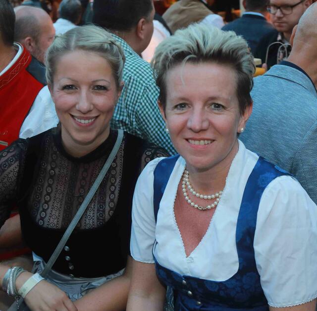 Michaela Zölls (li., Automaten) mit „Höffner“-Hausleiterin Simone Leuchauer. | Foto: Udo Dreier