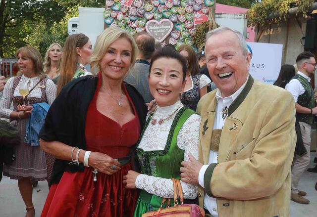 TV-Löwin Dagmar Wöhrl (li.) mit dem Unternehmerpaar Xue Hong Dong-Geis &amp; Hans-Georg Geis. | Foto: Udo Dreier