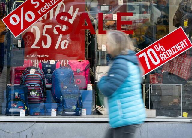 Trotz nachlassender Inflation achten die Verbraucher stark auf die Preise. | Foto: Sven Hoppe/dpa (Symbolbild)