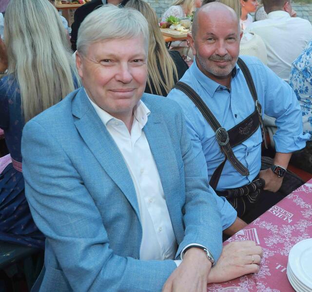 MarktSpiegel-Geschäftsführer Harald Greiner (li.) mit Stephan Hollmann (Geschäftsleiter Segmüller). | Foto: Udo Dreier