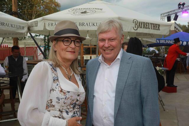 Marketingleiterin Silke Schramm - auf dem Bild mit MarktSpiegel-Geschäftsführer Harald Greiner -  vertrat das Funkhaus Nürnberg. | Foto: Udo Dreier