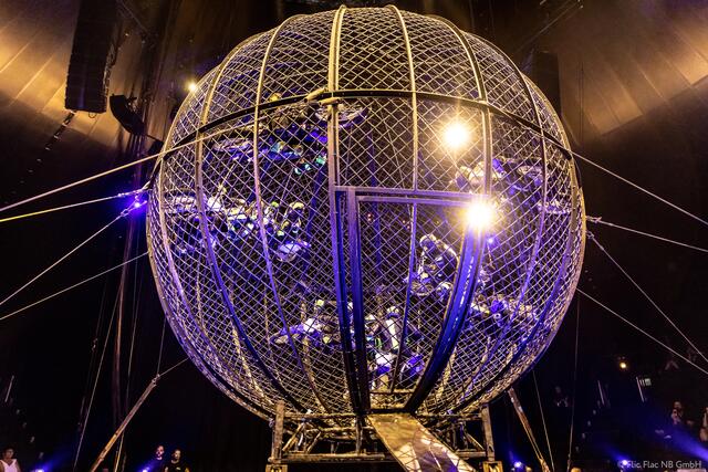Das Highlight der Show ist die Todeskugel, auch bekannt als „Globe of Speed“. | Foto: Flic Flac NB GmbH