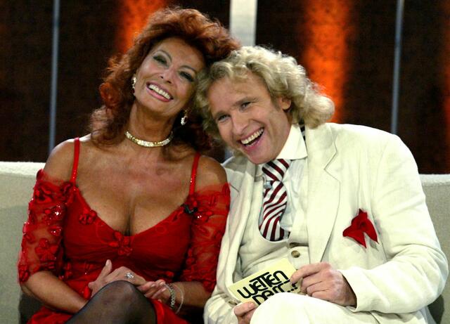 Sophia Loren bei einem «Wetten, dass...?»-Auftritt mit Thomas Gottschalk. | Foto: Michael Urban/ddp/POOL/dpa (Archivfoto)
