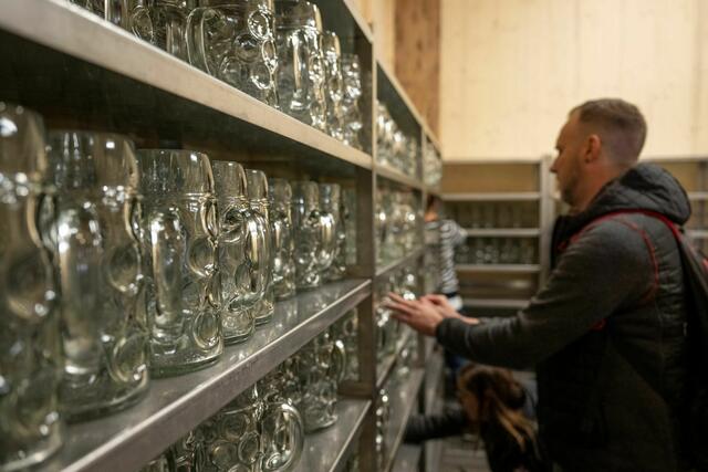 Millionen Liter Bier werden alljährlich auf dem Fest getrunken. | Foto: Lennart Preiss/dpa