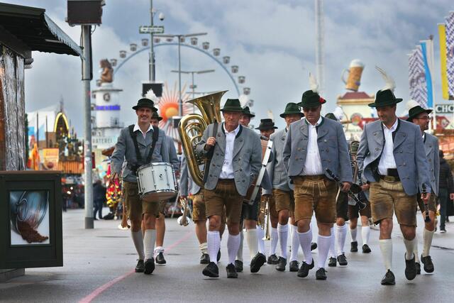 Blaskapelle in echter Tracht. | Foto: Karl-Josef Hildenbrand/dpa (Archivfoto)