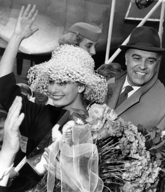 Sophia Loren mit ihrem Ehemann Carlo Ponti 1959 bei der Ankunft in Berlin. | Foto: picture alliance / dpa (Archivbild)