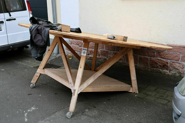 Diesen rollbaren Tisch sollen die Feierenden geschoben haben. | Foto: Ralf Hettler/dpa