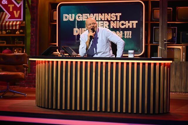 Stefan Raab stellte in der zweiten Folge seiner neuen Show die Rubrik "Raab sitzt" vor. | Foto: Julia Feldhagen/Raab Entertainment/RTL/dpa