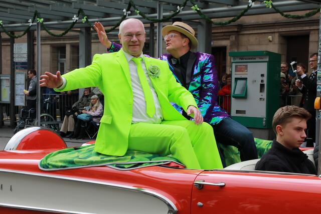 Erntedankfestzug in Fürth mit 92 Gruppen und natürlich Volker Heißmann (r.) und Martin Rassau von der Comödie Fürth.  | Foto: Jürgen Friedrich