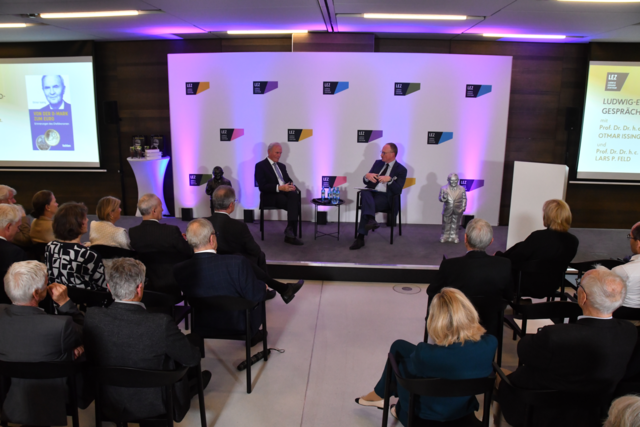 Kürzlich stellte im Ludwig Erhard Zentrum (LEZ) der Direktor des Walter Eucken Instituts und Persönlicher Beauftragter des Bundesminister der Finanzen Prof. Dr. Dr. h.c. Lars P. Feld das neue Buch von Prof. Dr. Dr. h.c.mult. Otmar Issing, dem langjährigen Chefvolkswirt der Deutscher Bundesbank und ehem. Mitglied im Direktorium der Europäischer Zentralbank (EZB) vor.  | Foto: Thomas Scherer/Ludwig Erhard Zentrum