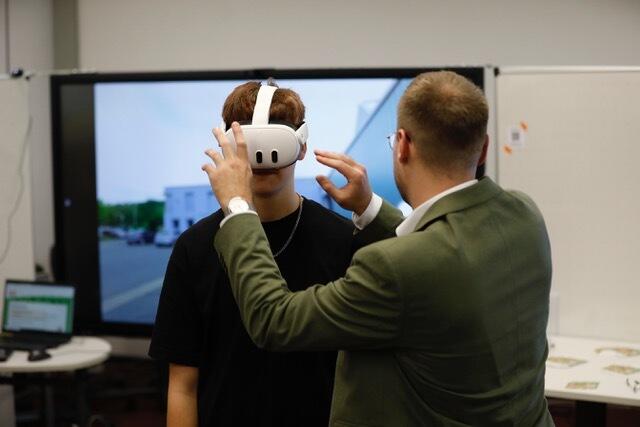 Mit einer VR-Brille kann man einen 360Grad-Einblikck in die Ausbildungsbetriebe bekommen. | Foto: Landratsamt Fürth