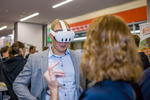 Mit einer VR-Brille kann man einen 360Grad-Einblikck in die Ausbildungsbetriebe bekommen. | Foto: Landratsamt Fürth