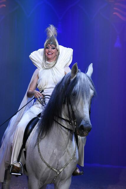 Jana Mandana Lacey-Krone präsentiert den Stolz des Hauses: die Pferde. | Foto: Circus Krone