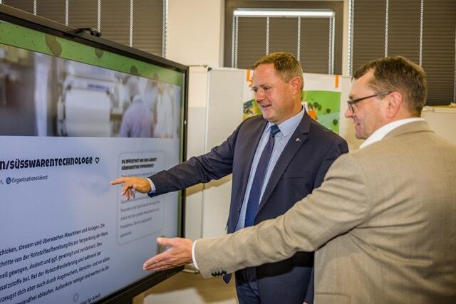 Landrat Bernd Obst zeigt die neue Plattform. | Foto: Landratsamt Fürth