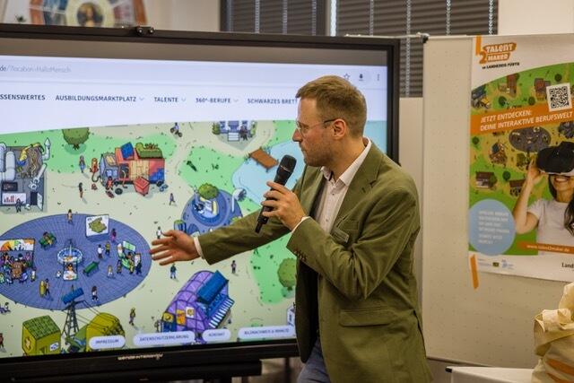 Patrick Hilse von der Regional- und Wirtschaftsförderung des Landkreises führt durch die einzelnen Seiten der neuen Homepage.
| Foto: Landratsamt Fürth