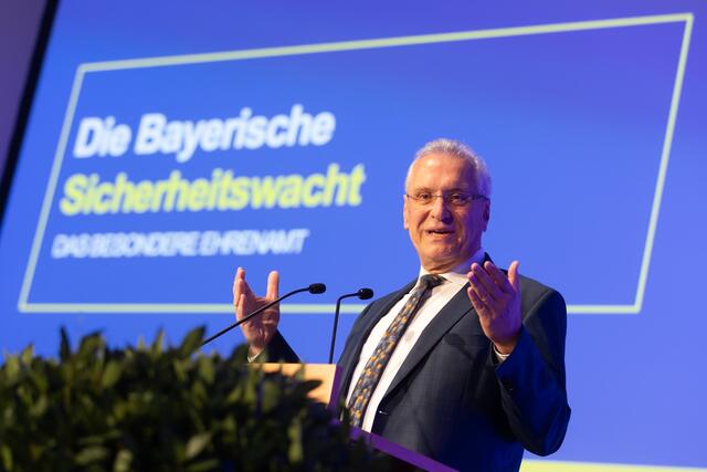 Bayerns Innenminister Joachim Herrmann gratuliert zum Jubiläum. | Foto: Bayerisches Innenministerium