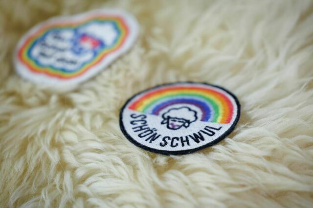 Bisher reicht die «Regenbogen-Wolle» nur für Accessoires wie Aufnäher, Schirmmützen und Schnürsenkel. | Foto: Friso Gentsch/dpa