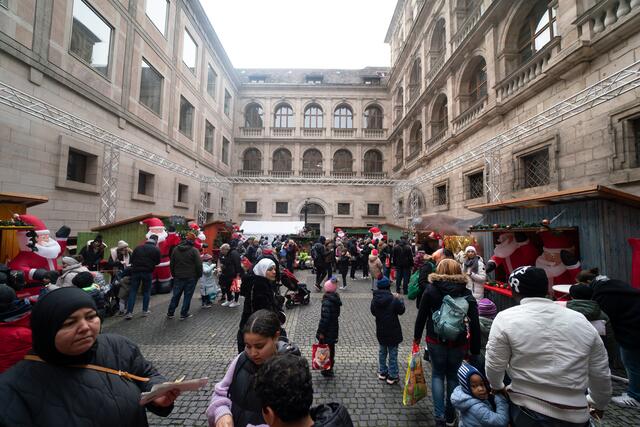 Etwa 100 fleißige Helfer sind in diesen Tagen im Einsatz, um den Markt auf die Beine zu stellen. | Foto: oh