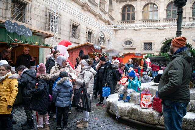 Etwa 100 fleißige Helfer sind in diesen Tagen im Einsatz, um den Markt auf die Beine zu stellen. | Foto: oh