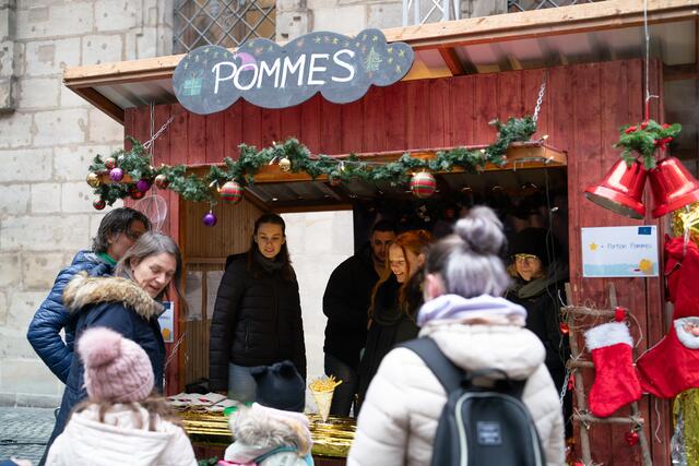Etwa 100 fleißige Helfer sind in diesen Tagen im Einsatz, um den Markt auf die Beine zu stellen. | Foto: oh