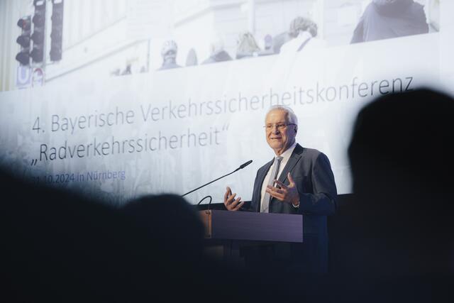 Bayerns Innenminister Joachim Herrmann hatte Verkehrsexperten aus verschiedenen Bereichen der Verkehrssicherheit, der Wissenschaft, der Wirtschaft und Behörden eingeladen. 

  | Foto: Bayerisches Innenministerium/Giulia Iannicelli